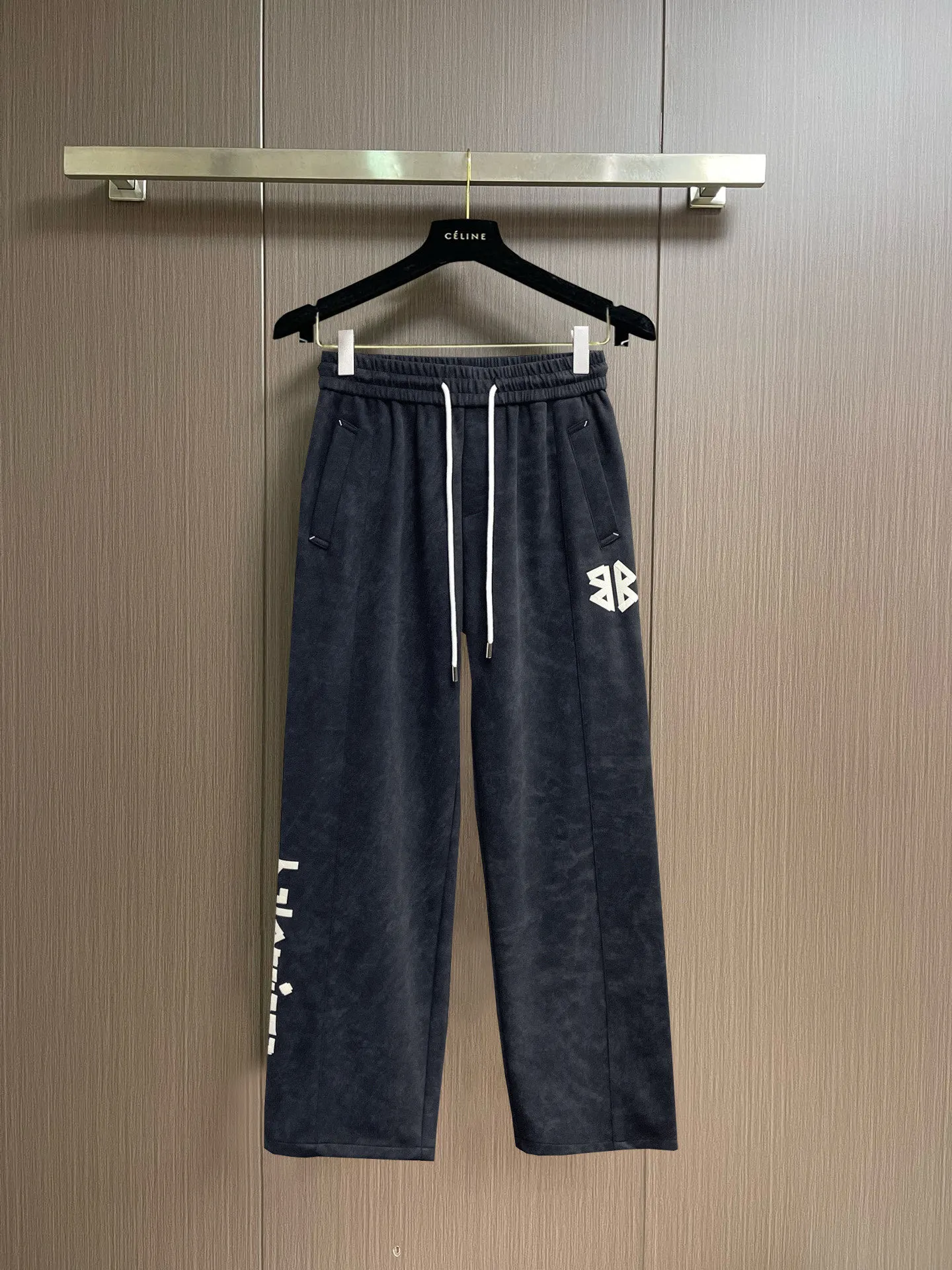 Balenciaga 🆕2026 Autumn and Winter New Arrival Casual Pants! 🎁On sale simultaneously on the official website. Brand Classic LOGO casual pants, customized fabrics, excellent comfort and strong touch. Highly recognisable, perfect appearance and craftsmanship. Size:M-3XL